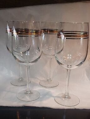Vintage Elegant Wine Goblets Feturing Gold Bands Set Of 4....B111